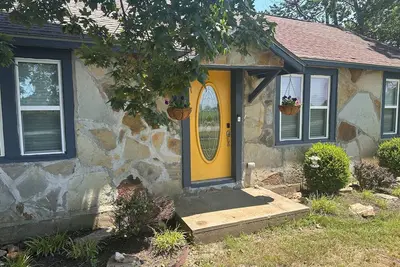 Image de Arkansas “giraffe” farm house - Buttercup Cottage