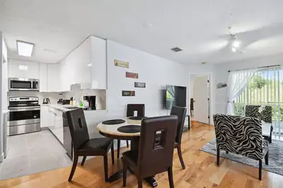 Image de Modern Mickey! New Top To Bott, Sleeps 7, Pool, Near Dis, Univ, No Steps!