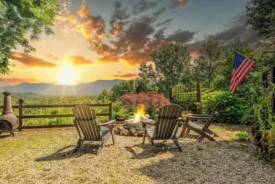 New! Luxury Nantahala Cabin with Mtn Views, SoakTub, Fire Pit