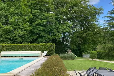 Image de Maison de Famille Avec Piscine et Tennis