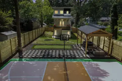 Image de Whimsical Retreat with Pickleball Court, Basketball & Golf