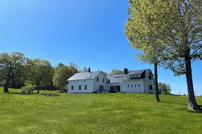 Image de Cabot Plains Farm stunning fall foliage, mountain views, covered bridge, 4b 3ba