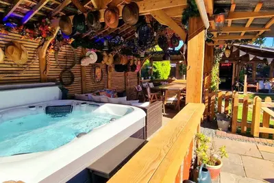 Image de Moderne-Maison-Vue sur Jardin-Salle de bain partagée-Cottage