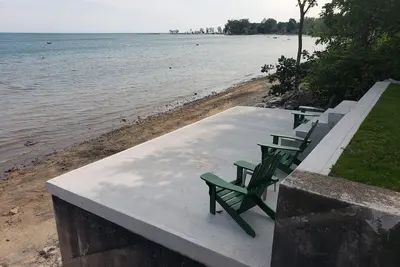 Image de Rustic cottage with private beach and lake access.