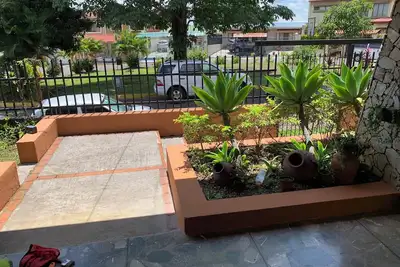 For big groups a 4 bedrooms, 3 bathrooms house near to the Airport