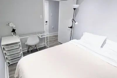 Image de Cozy Bsmt Apartment w/ Parking & Patio - 20mins to Downtown & Beach