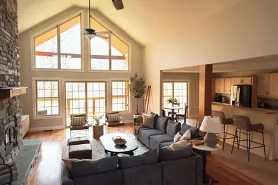 Image de Gorgeous cabin getaway located minutes from both Nashville and Columbus, Indiana