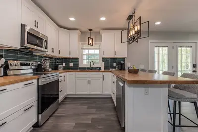 Image de Light-filled apartment in the Appalachian foothills and N Carolina wine country.