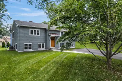 Cottage by the Cliff. 5 minute walk to oceanside Cliff Walk. Newly renovated.