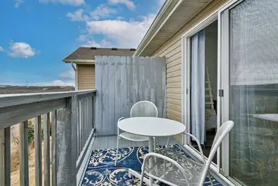 Image de 2 Upscale Condos in Ideal Location with Pool and Views [taxes included in price]