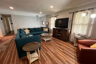 Image de Spacious Midtown Family Retreat - with game room! Family-focus w/ new home feel.