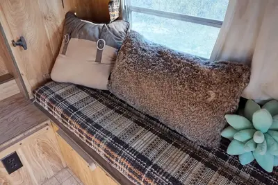 Cozy desert eco-glamper with pool, shower, laundry, wifi, pet-friendly. .
