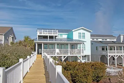 Image de Cozy, Colorful, Coastal Cottage - Oceanfront 5 bedroom home