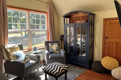 Image de New carriage house, king bed, minutes to grocery, restaurants, Lake front.