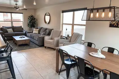 Image de Minimalist 2 br King Beds - Pool - Close to Parks