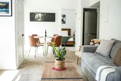 Image de Ski in/ski out condo with mountain views in quiet upper village (pet friendly)