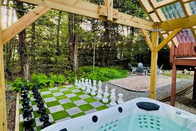 Image de Pool/Lake ~ Poconos ~ 5br 3Bath House ~ Fire Pit ~ Hot Tub ~ Gameroom