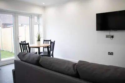 Image de 3 Minute Drive From Heathrow Airport Apartment -20min Underground Central London