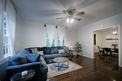 Image de Walk to Downtown Fondren | King Beds