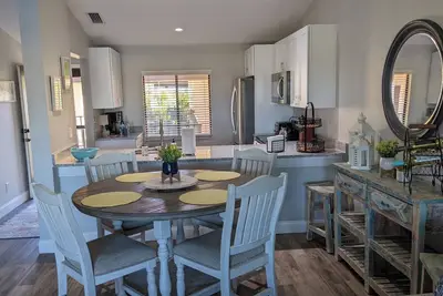 Image de Cozy Condo with Lake Views & Spectacular Sunsets in Gated Community