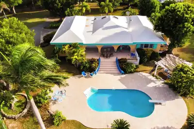 Image de Deja Blue Large pool and yard over looking the Carribean Ocean