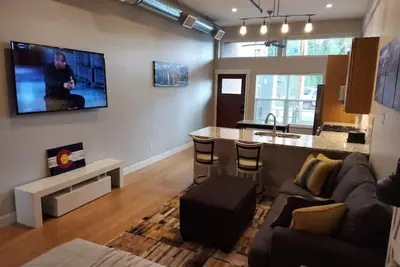 Image de New Build Boardwalk Studio Condo steps from Lake! ! \n