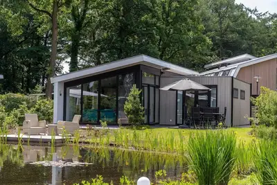 Image de Enjoying a wonderful time at the pond