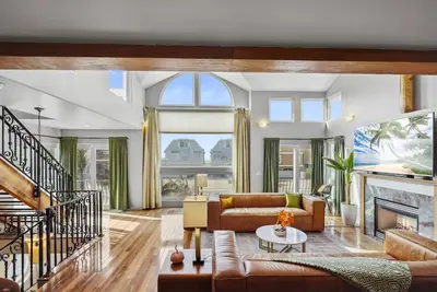 Image de Sun-Kissed Beach Mansion | Dog-friendly, Roof deck