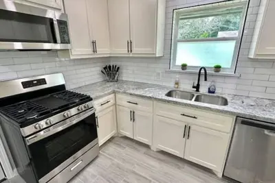 Image de Updated Modern Northeast Home