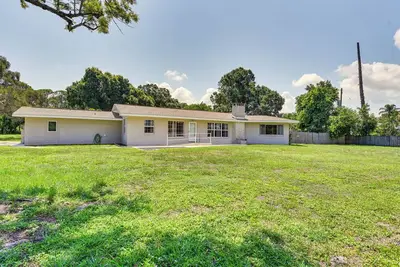 Image de Bradenton Rental w/ Fenced Yard, Covered Patio!