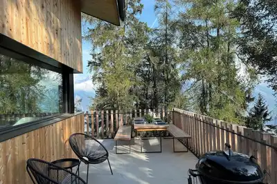 Image de Spacieux chalet neuf décoré avec soins