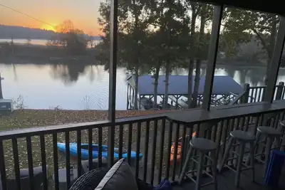 Image de Lakefront Condo on Lake Tuscaloosa. Perfect for summer fun and football weekends