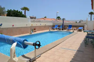 Lovely Three bed Villa, Private Pool, Walking Distance of Beach and Facilites