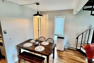 Newly Renovated Townhouse: Walk to resort and Town.