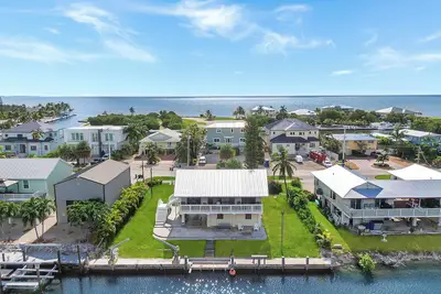 paradise with or without a Boat clean waterfront Beach Home