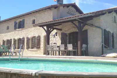 Image de Évasion Champêtre : Maison de Campagne et piscine