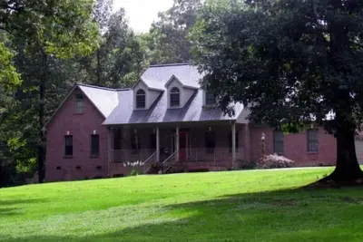 Image de Country Home on 3 acres yet close to city life