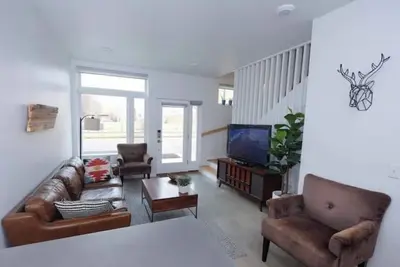 Image de Hip, Modern, Cozy Townhouse in Walkable Southside