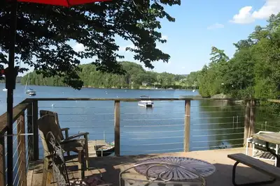 Image de Cozy lakefront 2  1/2  bedroom home on Lake Champlain, with dock and deck.