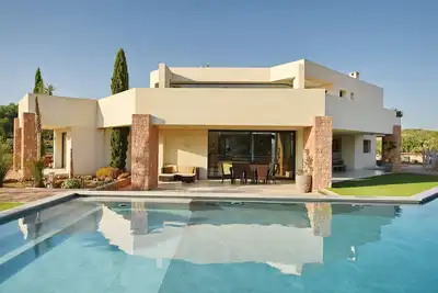 Image de Fantastic centrical mordern villa, with massive pool!