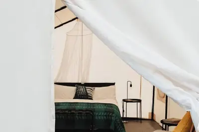 Image de 2 Person glamping tent with one Queen Bed