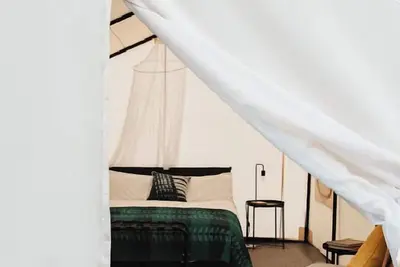 Image de 2 Person Glamping tent with one Queen Bed @ Field Trip Nm.