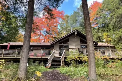 Image de Beautiful Waterfront cottage at Bird Lake, Muskoka, with long water line