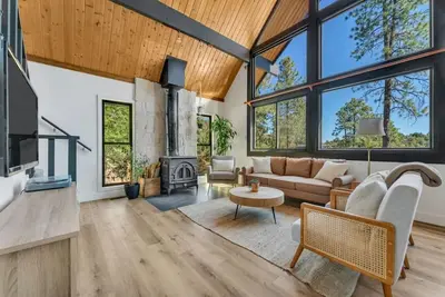 Image de Quiet A-frame in Prescott forest