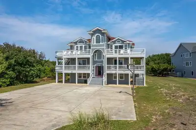 Image de Heaven Sent: Oceanside, private pool, hot tub, rec room and Easy beach access!