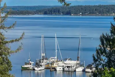 Image de Pet/Family Friendly Getaway w/ Rainier and Marina Views Spacious Outdoor Space