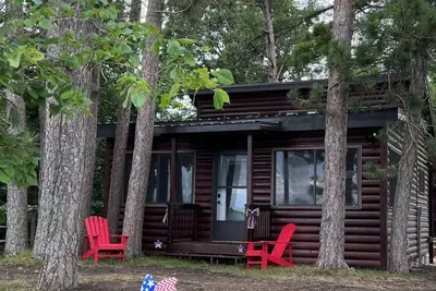 Image de Woman Lake Cabin! 30 Feet From the Water!