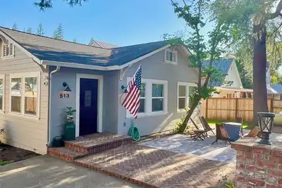 Image de Remodeled home in the heart of downtown Murphys!