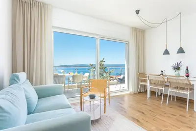 Image de Appartement d'une chambre avec la terrasse et la vue sur le mer Pisak, Omis (A-21568-a)