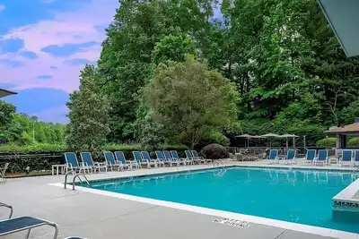 Image de Make Your Trip More Enjoyable! 4 Relaxing Units, Pets Allowed, Parking, Pools!